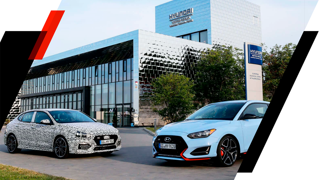 Hyundai N performance testbilar framför testcenter.