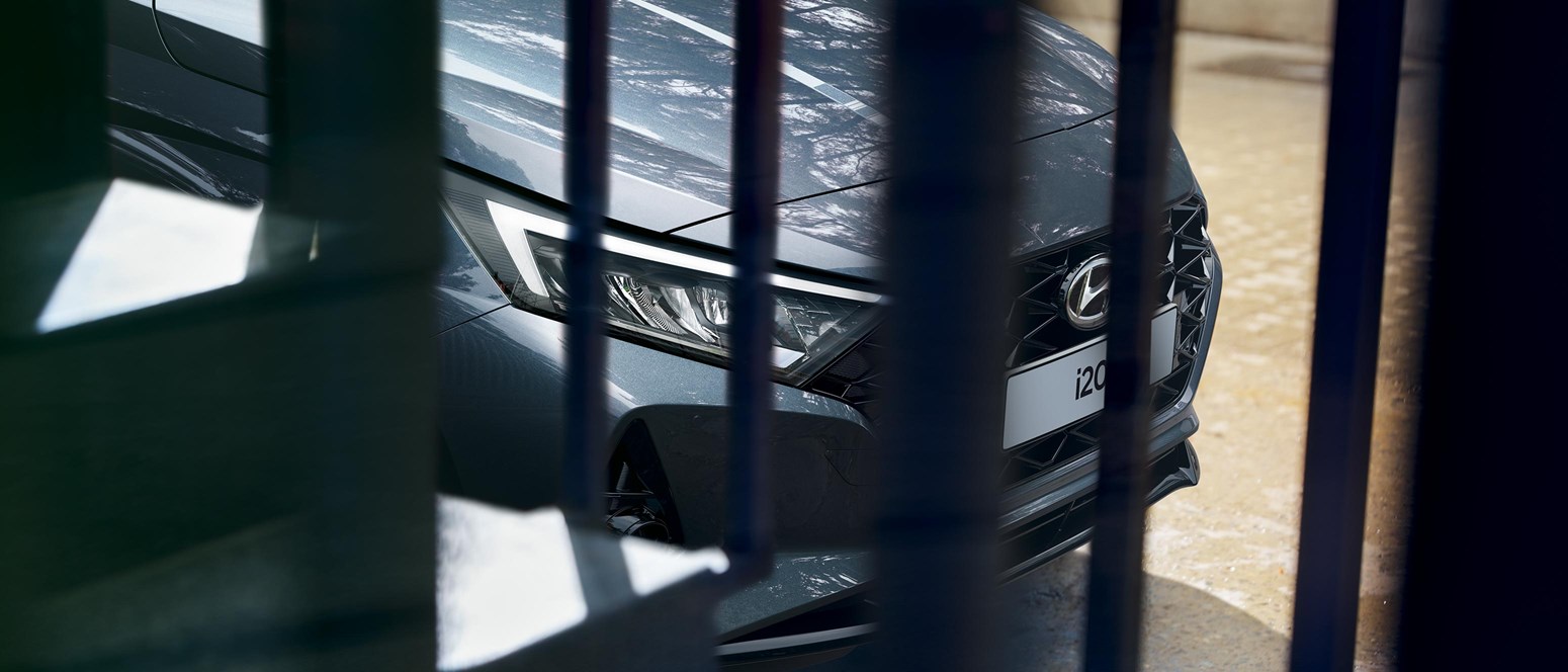 Hyundai i20 front grå detaljbild.