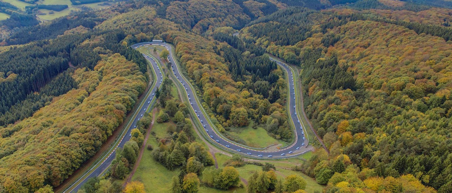Flygbild över Nürburgring där Hyundai N bilar testas.