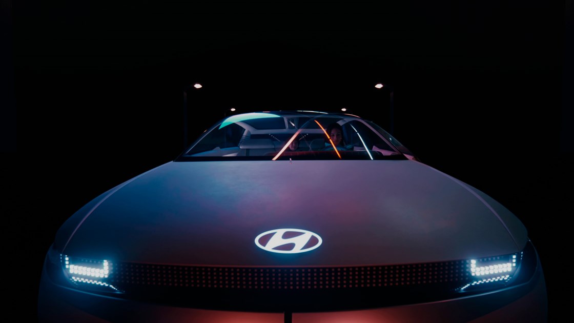 Hyundai IONIQ 5 elbil i mörk studio.