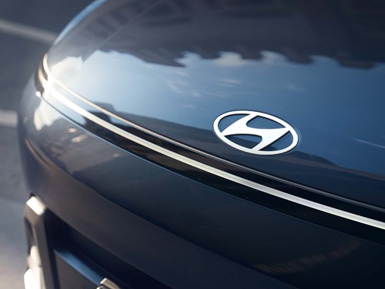 Hyundai-logo på KONA Hybrid.