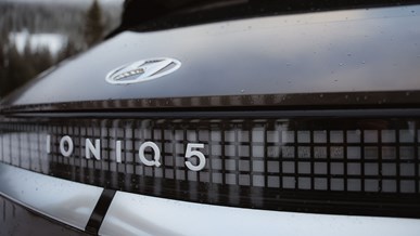 Baklyktorna på IONIQ 5 med Hyundai-logo.