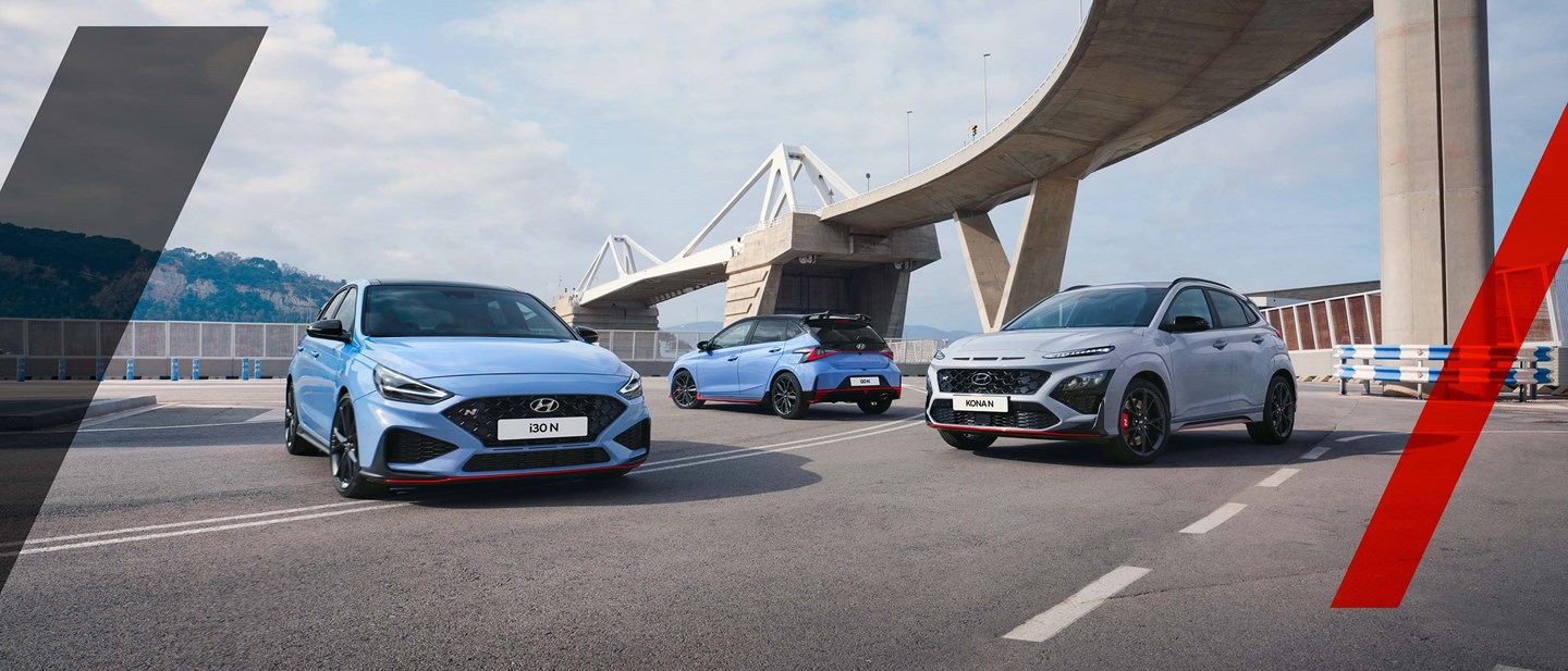 Hyundai N prestandabilar uppställda på racingbana.