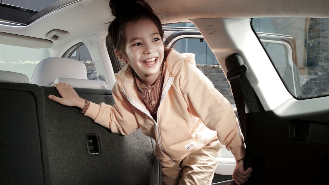 Nedfällt baksäte med ett barn i Hyundai SANTA FE.