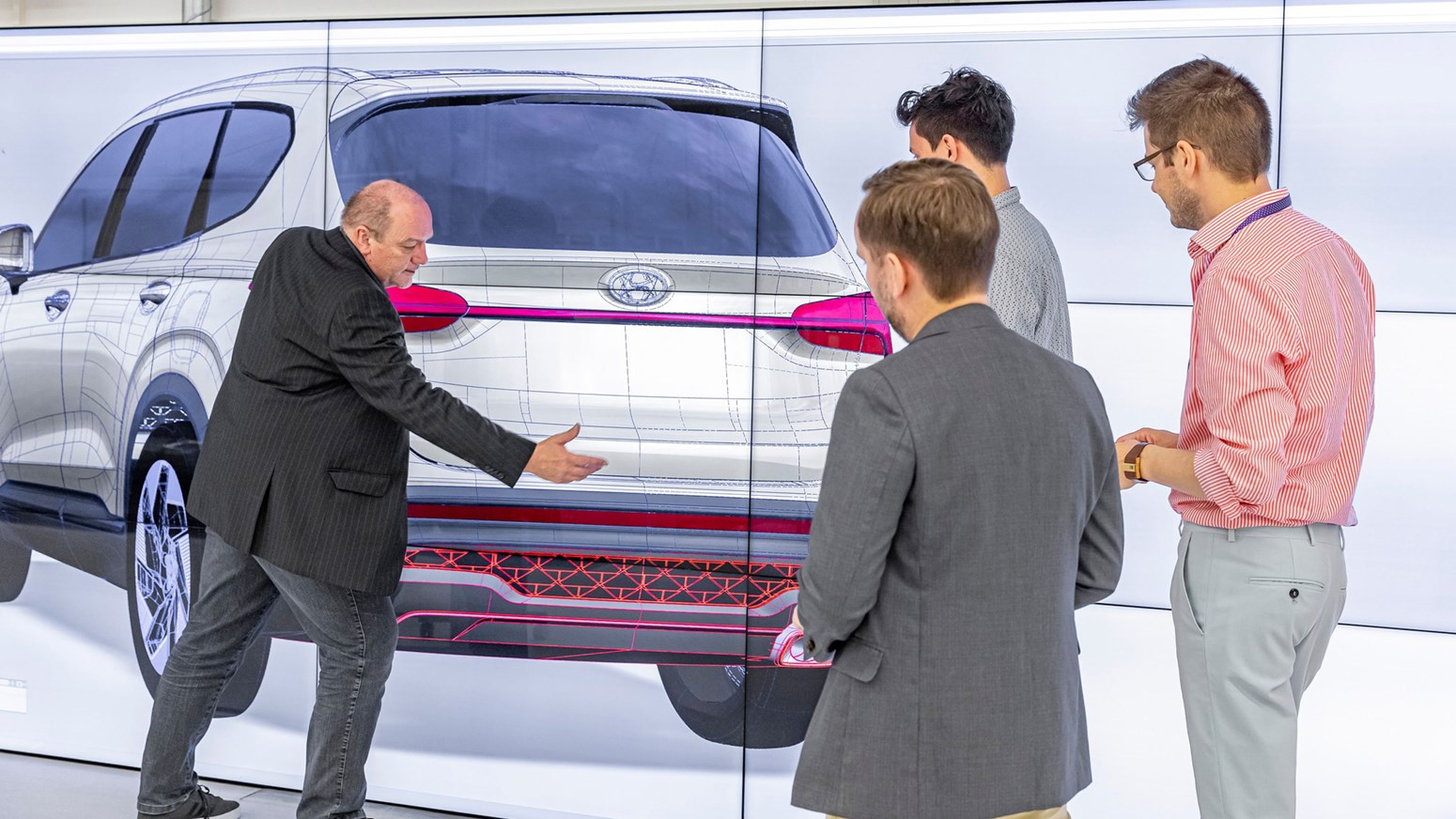 Bildgalleri - fyra män tittar på en ritning av Hyundai SANTA FE.