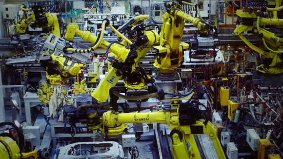 Robotar bygger bilar på Hyundai-fabriken.