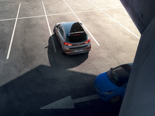 Hyundai i30 på en parkeringsplats.