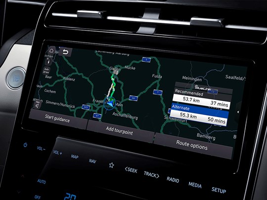 Navigering på pekskärm i Hyundai TUCSON Hybrid.