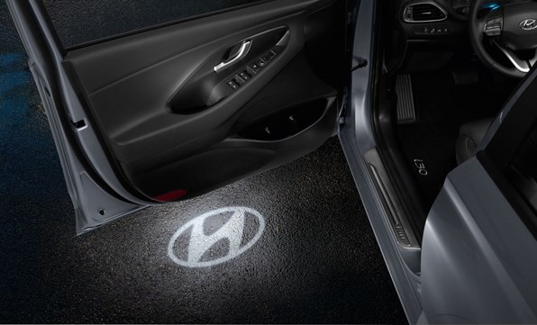 Instegsljus med Hyundai-logo